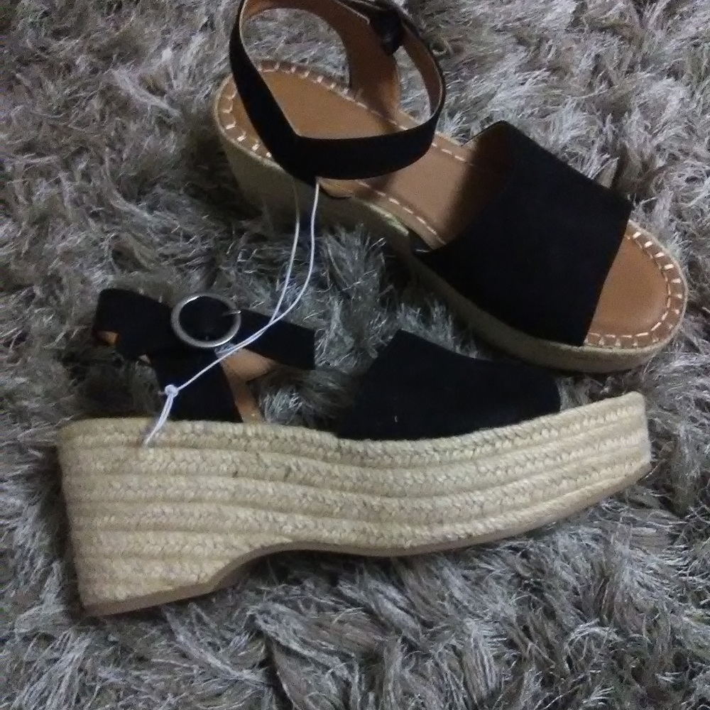 Universal Thread sandals - Picture 2 of 2